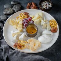 Сырное плато в Encore Cafe