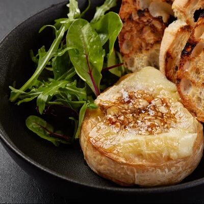 Запечёный Камамбер с мёдом и орехами в По Чесноку по цене 666 ₽