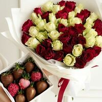 Набор Клубника в шоколаде и букет из 51 красно-белой розы Кения №58 в SOK - клубника в шоколаде