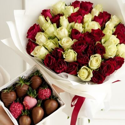 Набор Клубника в шоколаде и букет из 51 красно-белой розы Кения №58 в SOK - клубника в шоколаде по цене 7990 ₽