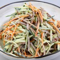 Салат из говядины с огурцом под майонезом в Panda Express