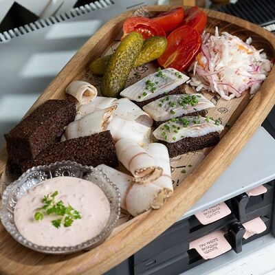 Целая тарелка закусок в Два деда по цене 890 ₽