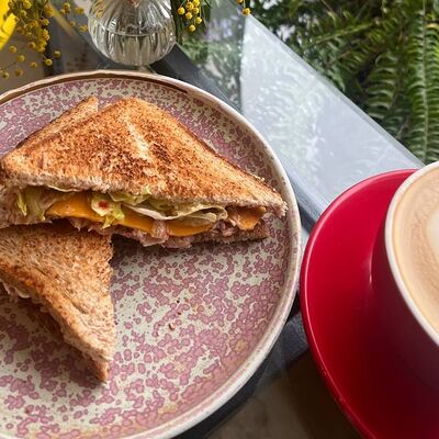 Сэндвич с тунцом в Кофейня №5 по цене 350 ₽