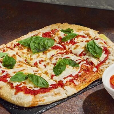 Пицца Маргарита с черри и красным луком в Гастробар DOM по цене 950