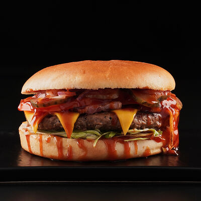 Бургер с беконом, соусом BBQ и маринованным луком (1 котл.) в Ямал еда по цене 555 ₽