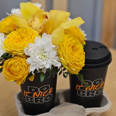 Комбо Латте и композиция цветов в Do.bro coffee по цене 2790 ₽