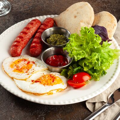 Глазунья с колбаскамив Tayami по цене 400 ₽