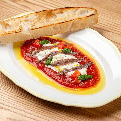 Анчоусы с печеным перцем и страчателлой в Olio по цене 950 ₽