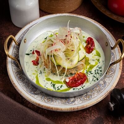 Котлета из домашней птицы со шпинатным соусом и фенхелем в DiDi по цене 850 ₽