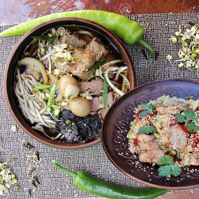 Комбо Свинина в АрисА - лавка азиатской еды по цене 840 ₽