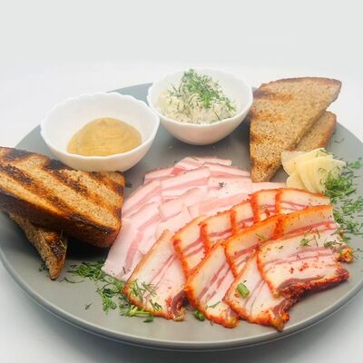 Нарезка из трех видов сала с гренками и хреном в Кафе Жаровня по цене 600 ₽