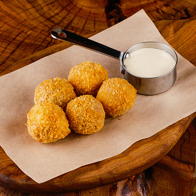 Сырные шарики с соусом цезарь в Съели Сумели по цене 700 ₽