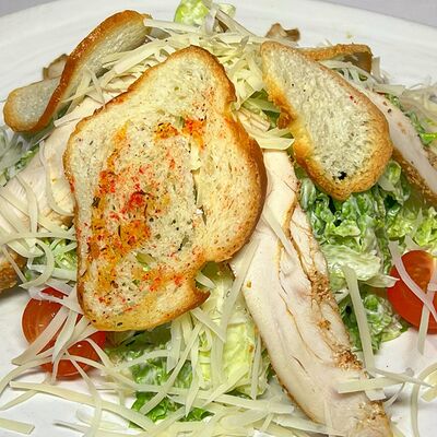 Салат Цезарь с курицей в Iago по цене 490 ₽