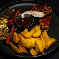 Стейк куриной грудки с запеченным картофелем в КоФеМан