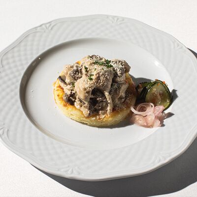 Бефстроганов из говядины с грибным соусом и картофельным гратеномв МОМО по цене 2350 ₽