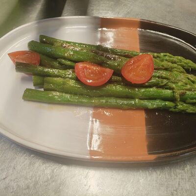 Зелёная спаржа с томатами в Эник Беник по цене 420 ₽
