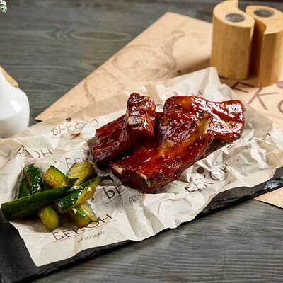 Ребра свиные в Азиатской глазури с пряным огурцомв Restobar Бекон по цене 960 ₽