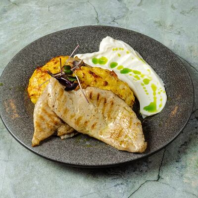 Куриное филе с драниками и сметаной в Moloko по цене 550 ₽