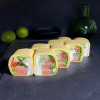 Ролл Мехико с копченым лососем в Akuma Rolls