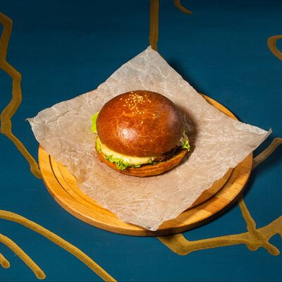 Чизбургер в Dolce Vita по цене 490 ₽