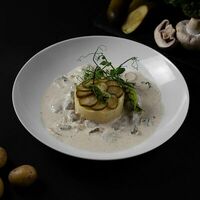 Бефстроганов с белыми грибами и картофельным пюре в Four