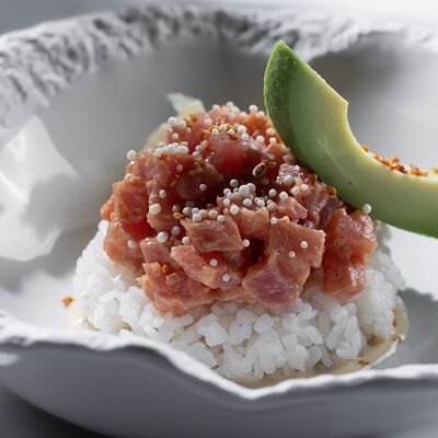 Rice bowl с тунцом и авокадо в МОМО по цене 1100 ₽