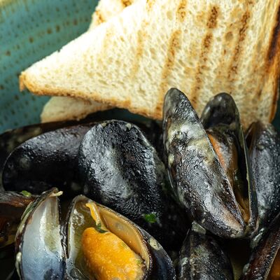 Голубые мидии в сливочном соусе в Swag Sushi по цене 1000 ₽