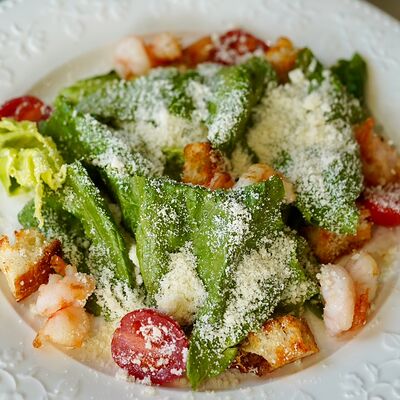 Цезарь с креветками в Hello olivia по цене 720 ₽