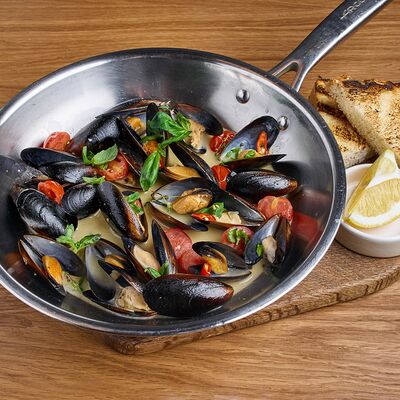 Мидии на сковородке в белом вине в Клёво по цене 1390 ₽