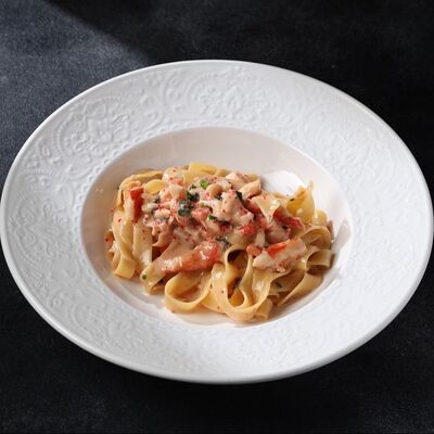 Феттучини с камчатским крабом и кокосовым молокомв Everest continental по цене 1550 ₽