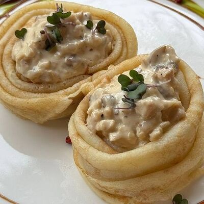 Блины с жюльеном из курицы с грибами в Kraffin Bakery по цене 487 ₽