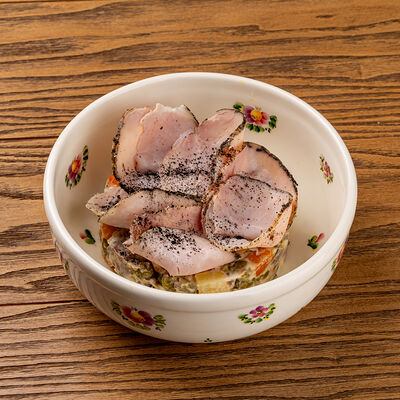 Традиционное Оливье с говядиной и перечной бужениной в Казак по цене 780 ₽