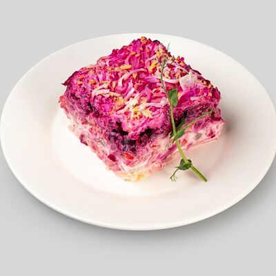 Салат Сельдь под шубой в Basilic -Территория Вкусной Еды по цене 1275 ₸