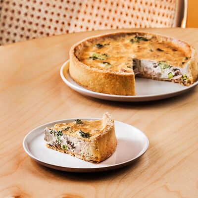Сливочный киш с цыплёнком и овощами (кусочек) в Кондитерская пекарня Варвара и Jerome по цене 208 ₽