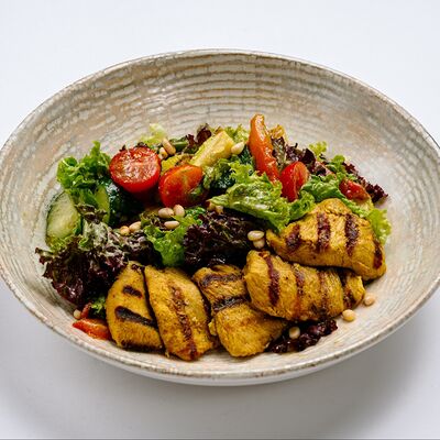 Салат с индейкой и печеными овощами под соусом пестов Каспий по цене 671 ₽