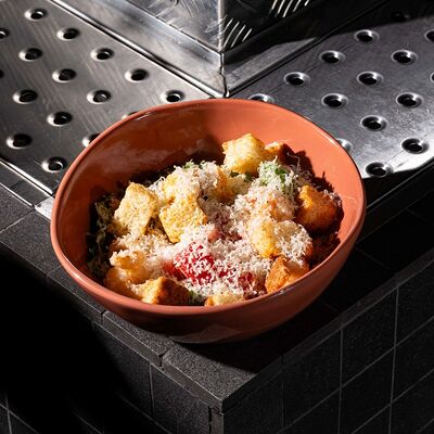 Салат Цезарь с креветкамив Водокачка по цене 650 ₽