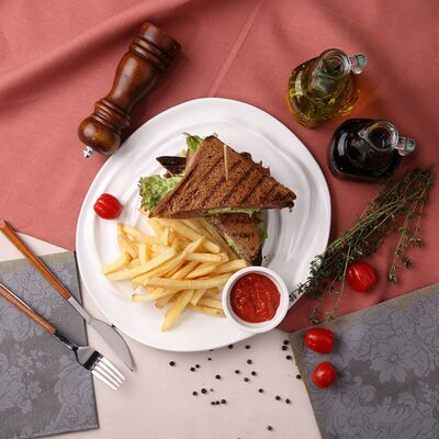 Сэндвич с куриным филе и картофелем фри в Caffe la vita по цене 650 ₽