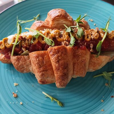 Круассан-дог в Кофе и Вафли по цене 420 ₽