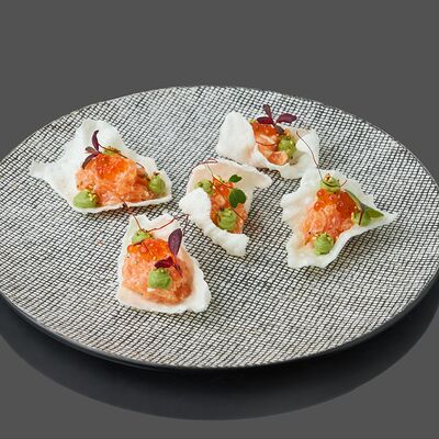 Тартар из лосося с кремом из авокадо и икрой в Кабуки по цене 1680 ₽