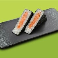 Онигири с лососем в О! Суши