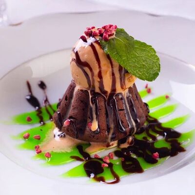 Шоколадный вулкан с шариком джелатов Лобби бар по цене 720 ₽