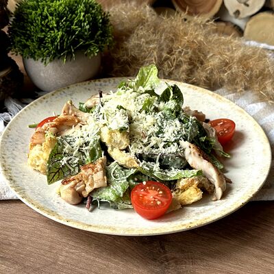 Салат Цезарь с курицей в Про Булки кафе-пекарня по цене 480 ₽