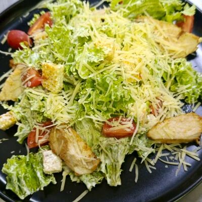 Салат Цезаридзе с курицей в Мимино по цене 690 ₽