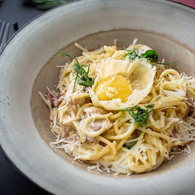 Спагетти карбонара с яичным желтком в Фореста Фестиваль Парк по цене 650 ₽