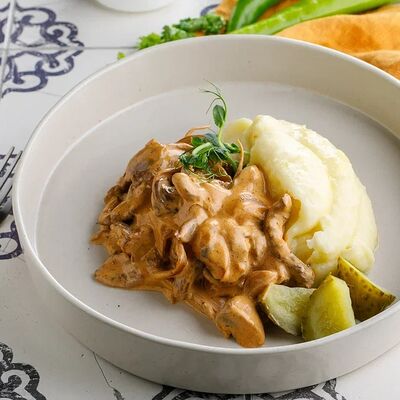 Бефстроганов с пюре в Маймун по цене 990