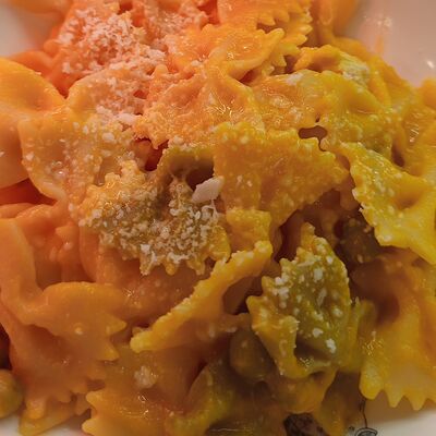 Разноцветные макарошки с куриными фрикадельками в овощном соусе в Эник Беник по цене 455 ₽