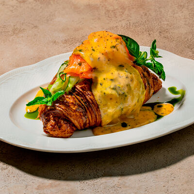 Круассан с форелью, свежими огурцами, зеленью и голландским соусом в Cafe Sisi по цене 550 ₽