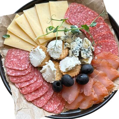 Ассорти из закусок в Friendly по цене 500 ₽