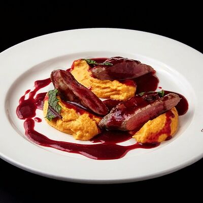 Утиная грудка с кремом из батата в Сохо по цене 990