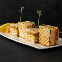 Клаб сендвич в Corner Grill